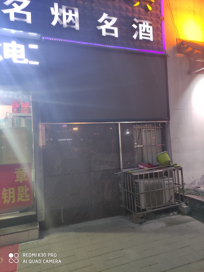 戶外全彩屏特點 單元顯示模塊采用三合—標(biāo)貼封裝,，亮度高且可智能調(diào)節(jié)，面積不受空間限制可顯示文字,、圖表,、圖像、動畫,、視頻等多種形式,，信息容量大; 同步播放、異步播放,、集群播放均可實現(xiàn),，操作方便靈活，畫面清晰穩(wěn)定攝像頭、有線,、3G,、WIFI技術(shù)、云播控,、全網(wǎng)絡(luò)接入等成熟的多選配套方案,。 可實現(xiàn)電源、系統(tǒng)雙備份,，如一路信號出現(xiàn)故障,，可自動切換，保證顯示屏正常工作,。